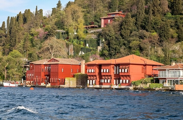 The Kont Ostrorog Yali two-story wooden yali has 15 rooms and is comprised of two sections.