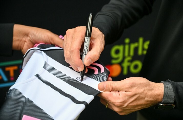 Giorgio Chiellini signing his jersey for special sale for Mastercard cardholders.