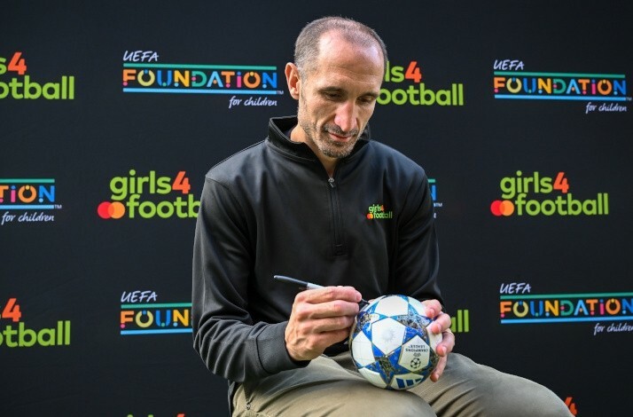Giorgio Chiellini signing UEFA mini ball for special sale for Mastercard cardholders.