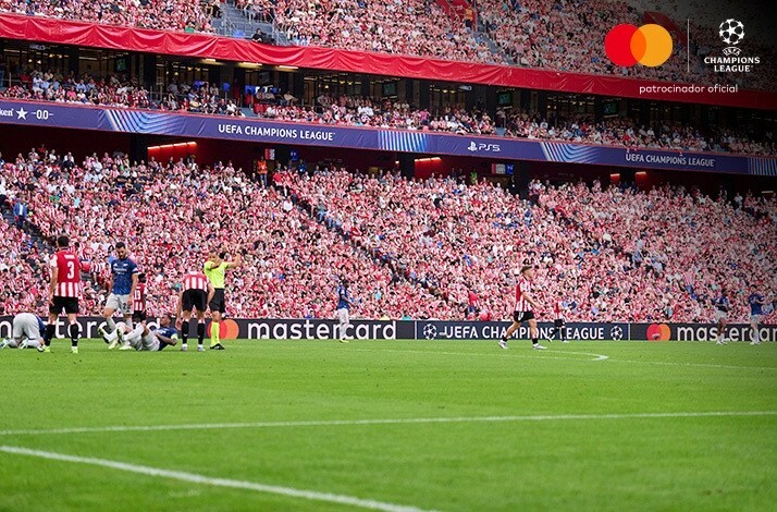Players of Athletic Club and Arsenal FC photographed during an UEFA Champions League match.