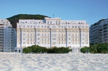 The hotel Copacabana Place captured from the front 