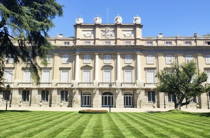Sunny outdoor scene at Liria Palace.