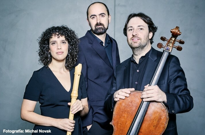 Members of historically informed performance ensemble La Ritirata holding their musical instruments. Fotografía: Michal Novak