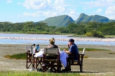 Two participants having breakfast et the shore of the Lake Elmentieta.