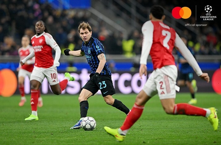 Players of FC Internazionale Milano and Arsenal FC photographed during an UEFA Champions League match.