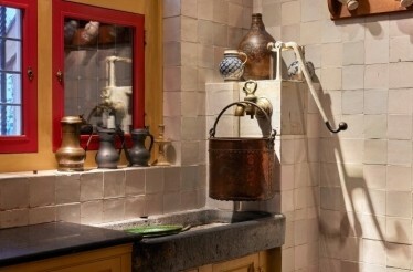 A kitchen scene displaying a sink alongside the old bucket at Rembrandt's former house.