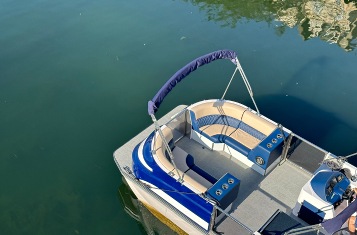 A view of the boat in Paris.