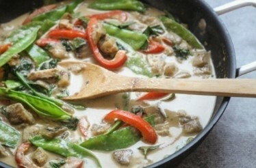 A plate of Thai green curry prepared by restaurateur Saruj Nimkarn during Thai green curry masterclass in New York City.