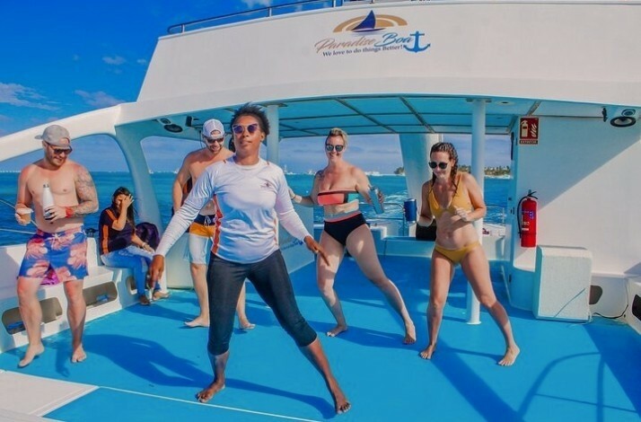Gils are dancing on a luxury party boat.