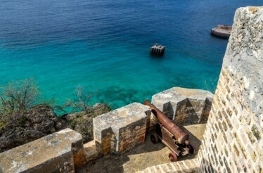 A cannon on the wall of Fort Beekenburg