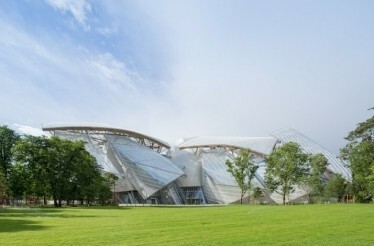 Outside view of a Fondation Louis Vuitton modern building on the sunny day.
