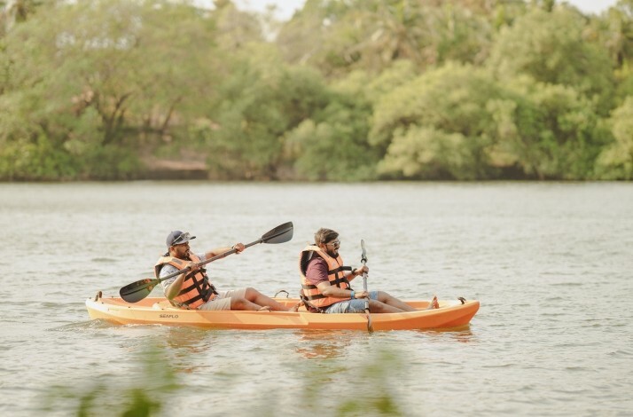 Two people kayaking at River Chaporá