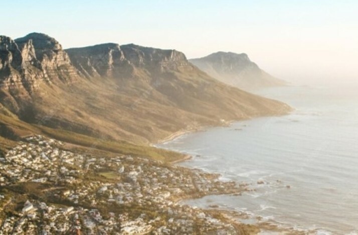 Scenic view of the Lion's Head гору and sea against clear sky.