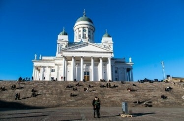 A couple in front of Helsinki Cathedral.