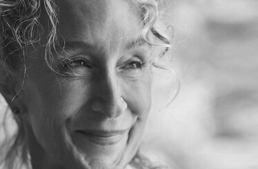Promotional black and white headshot of yogi and author Zeyneb Uras.