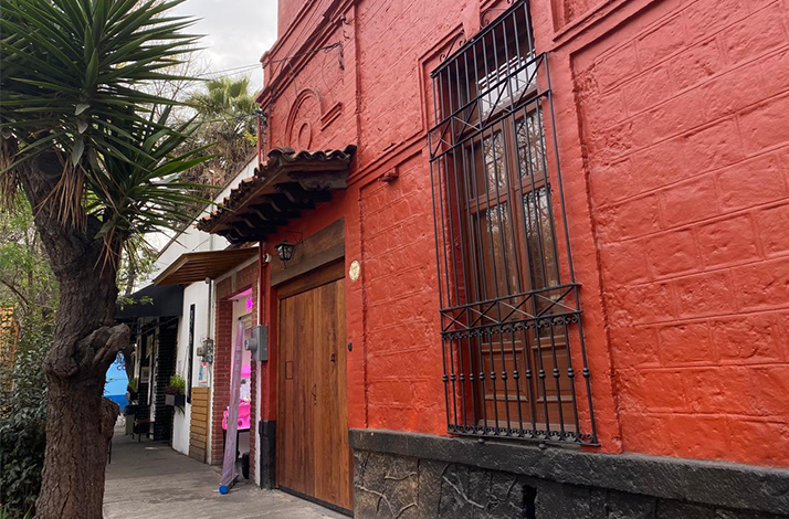 Red exterior of Casa Kahlo museum