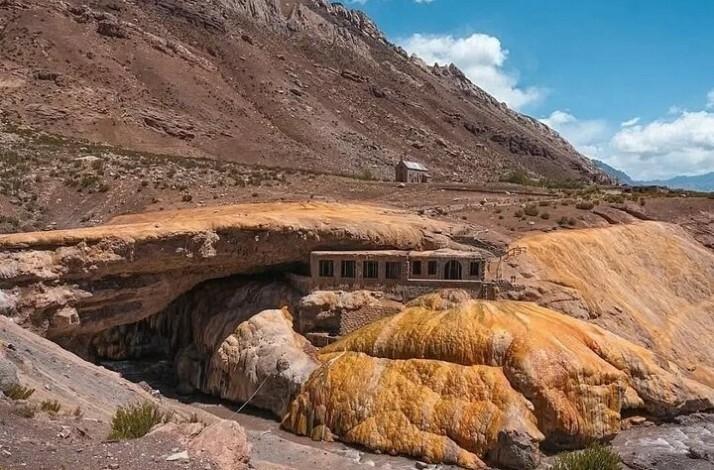 Puente del Inca is a natural arch that forms a bridge over the Las Cuevas River, a tributary of the Mendoza River.