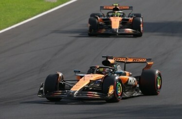 McLaren bolides on the track.