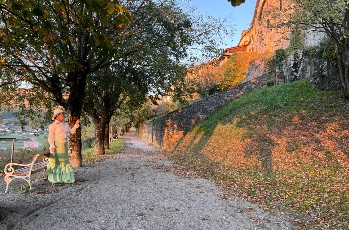 Costumed guide on the Šetojiorti promenade in Buzet, Istria.