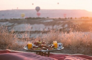 A tray on a picnic blanket with breakfast prepared by chefs from the Taskonaklar Hotel.