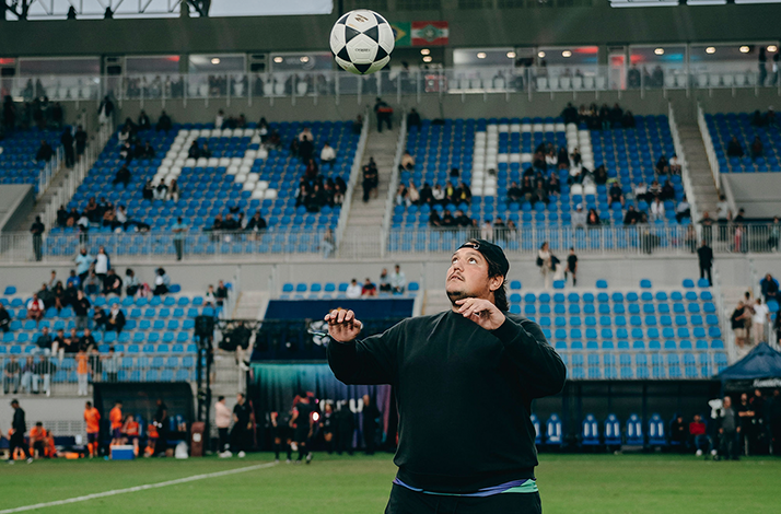  Frajola, creator of Banheiristas, plays with the ball.