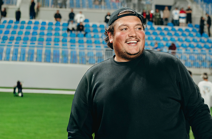 Frajola, creator of Banheiristas, enjoys playing on the football field.