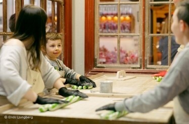 A family participating in a holiday candy-making workshop. ©Elias Ljunberg