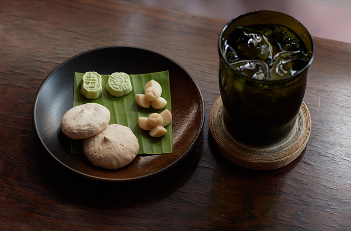 A plate of traditional Thai sweets with an iced herbal drink.