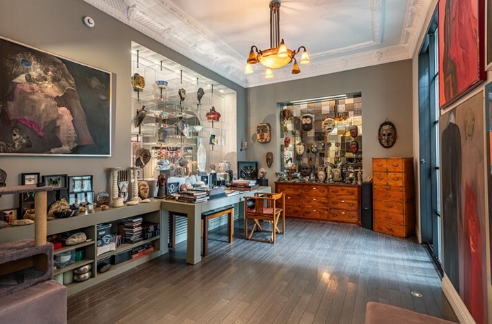 Image of paintings, decorations and sculptures from Bilge Alkor collection.