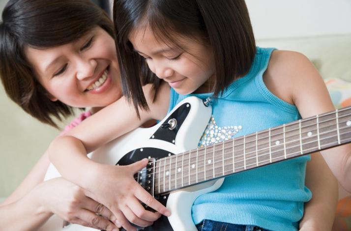 Mother and Daughter Private In-Home Beginner Guitar or Ukulele Lesson: In Universal City, California (1)