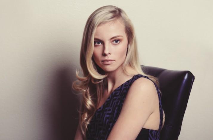 private hair and makeup session by a hollywood artist who comes