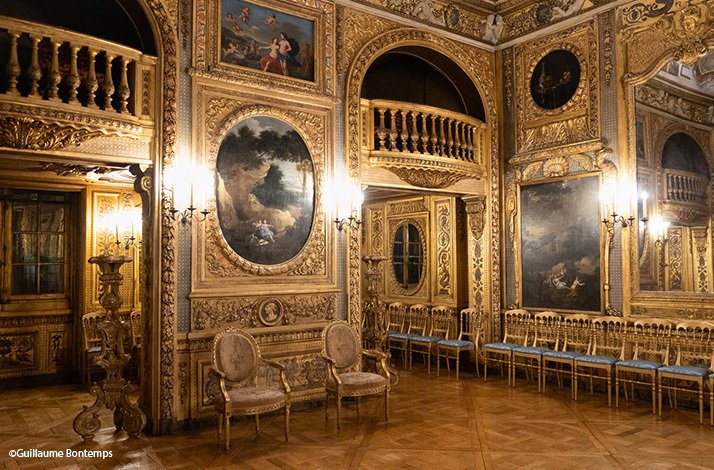 The luxurious interior of  Hôtel de Lauzun, a stunning residence on the island of Île Saint-Louis ©Guillaume Bontemps