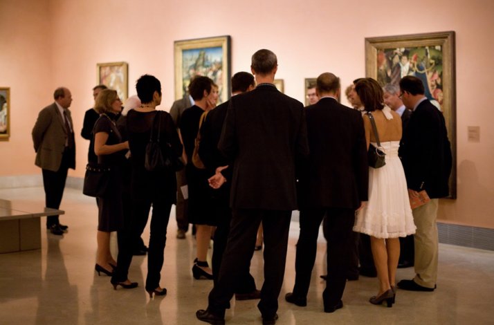 Group of visitors discussing at the Museo Nacional Thyssen-Bornemisza.