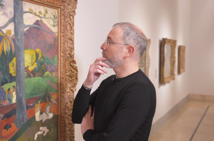 Eduardo Barba analyzing Paul Gauguin's Mata Mua art piece.
