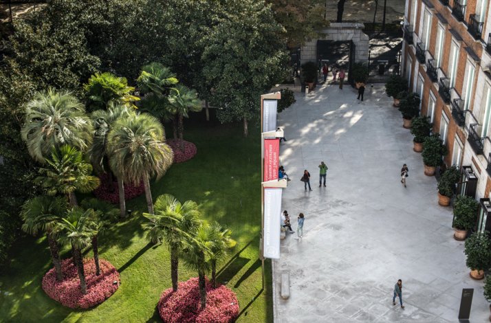 Visitors walking in the garden of  Thyssen-Bornemisza National Museum.