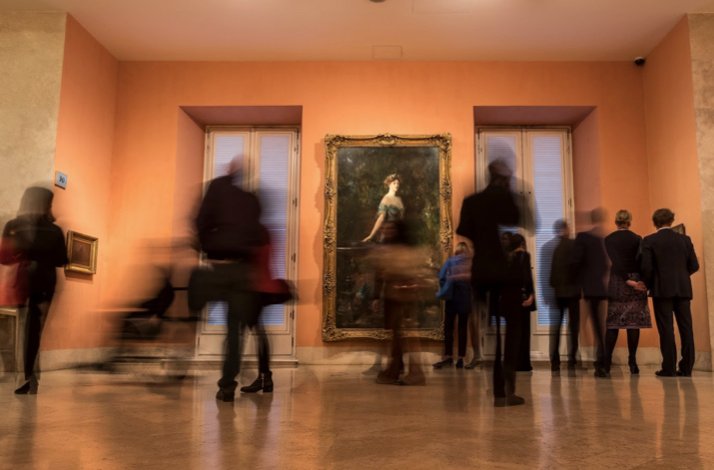 Portrait of Millicent, Duchess of Sutherland and visitors at the Thyssen Museum.