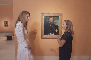 Guide Andrea Velasco discussing Christoph Amberger's Matthäus Schwarz portrait with Susana Rubio.