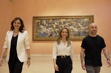 Thyssen-Bornemisza’s art conservator Alejandra Martos with colleagues María Corral and Miguel Peiró standing in front of Tintoretto's ‘Paradise’.
