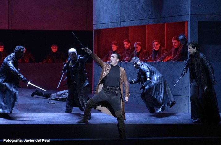 Actors with swords performing a scene from one of Giuseppe Verdi's operas. Photo by Javier del Real.