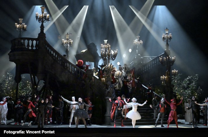 A dramatic theatrical scene from Royal Swedish Ballet's Romeo and Juliette. Photo by Vincent Pontet