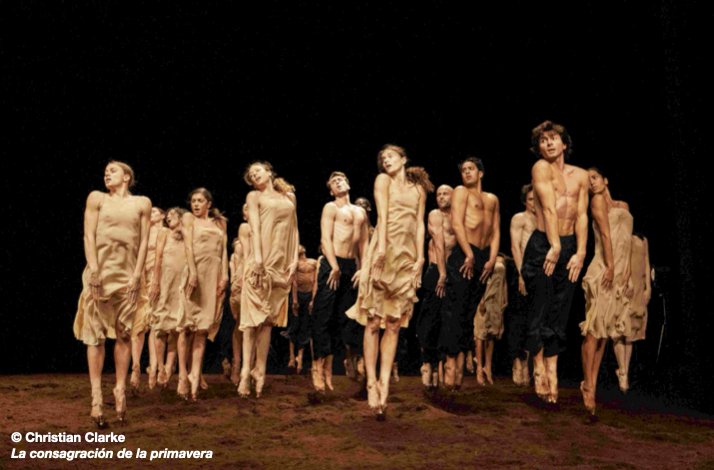 Tanztheater Wuppertal performing 'La consagración de la primavera' © Christian Clarke