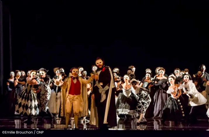 Stage performance with actors in elaborate black-and-white costumes. ©Emilie Brouchon / ONP