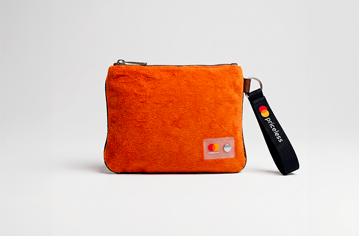 A pochette made from upcycled Roland-Garros 2025 towels.