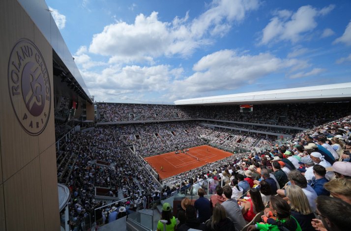 Roland-Garros stadium full of spectators during a tennis match.