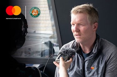 Jim Courier is interviewed on Roland-Garros and thoughts on the future of tennis. Roland-Garros in partnership with Mastercard logo is in the top left corner.