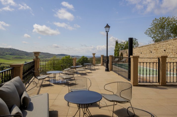Hotel Boutique Mirador de Deyo outdoor lounge area.