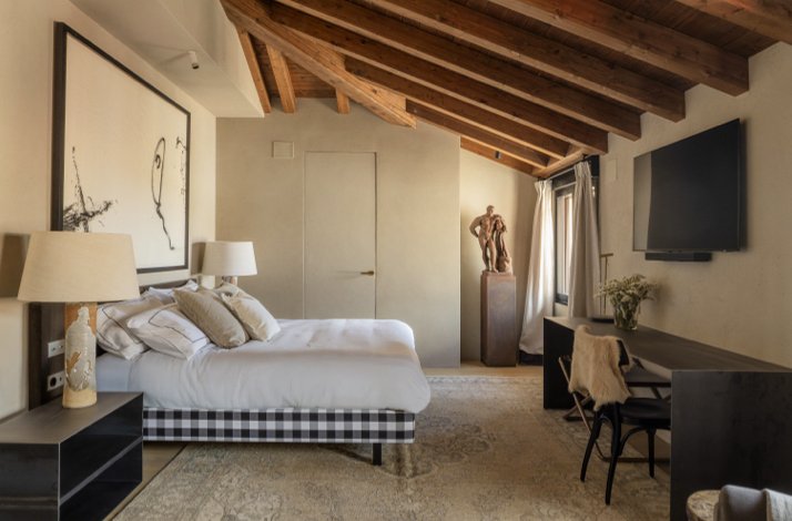 The suite at Hotel Boutique Mirador de Deyo, with a master bed.