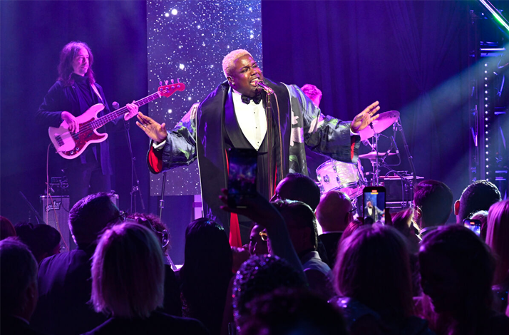 Jacob Lusk performing on the satge.