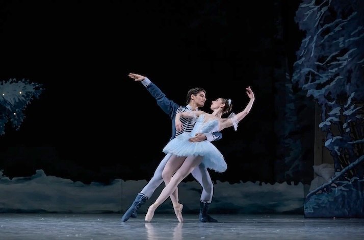 Elegant performance by two couple of performers on Prague's National Theatre stage.