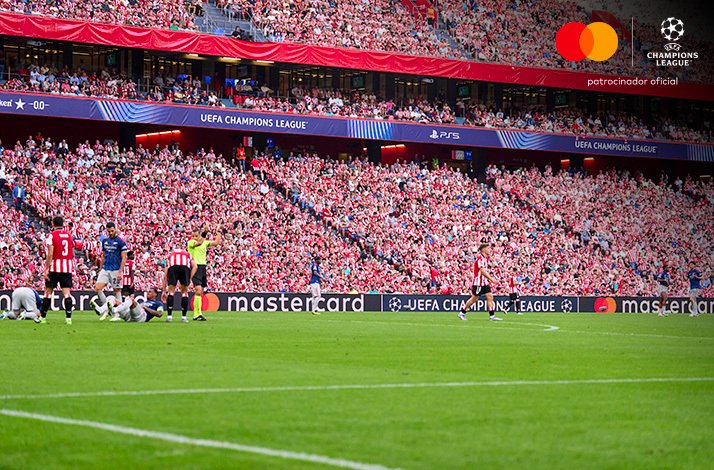 Players of Athletic Club and Arsenal FC photographed during an UEFA Champions League match.